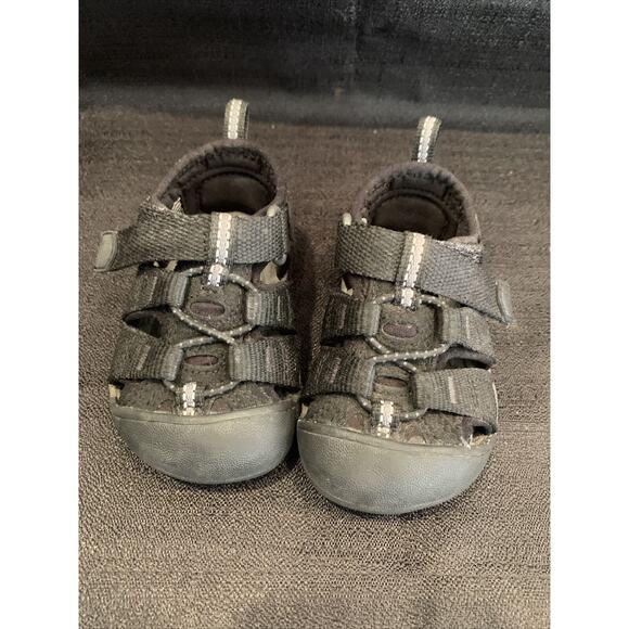 KEEN Sandals Size 4 (11.5 cm) kids Black On Black Closed Toe Boys/Girls Sandals - Picture 4 of 9